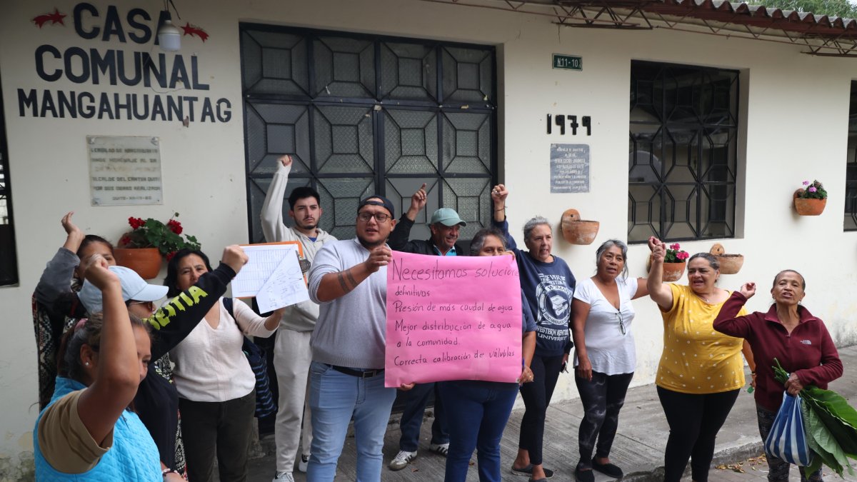 Moradores de las comunas de Puembo, con carteles y consignas, exigen a Epmaps soluciones urgentes ante la escasez de agua.