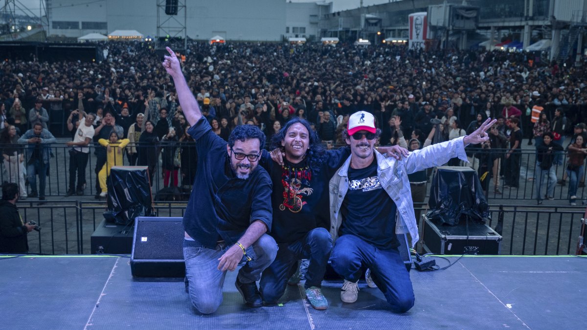 Ultratumba, de Guayaquil (izq.-der.): Omar Sotomayor (voz y bajo), Fabricio Carriel (batería) y Paolo Thoret (guitarra), tras terminar su show en el QuitoFest 2025, del que grabaron un disco en vivo.