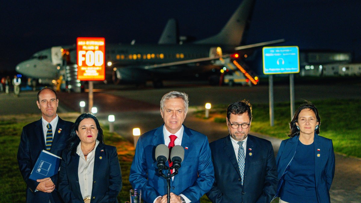 José Antonio Kast (c), hablando durante una rueda de prensa antes de abordar el vuelo a Buenos Aires.