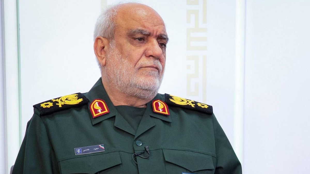 Un alto mando militar iraní en una ceremonia previa, en imagen de archivo difundida antes de confirmarse su muerte en un bombardeo atribuido a Israel.