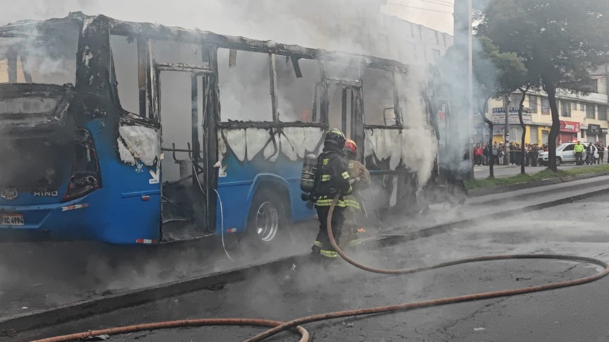 Las dos víctimas quedaron debajo del bus tras ser arrolladas. La unidad se incendió.