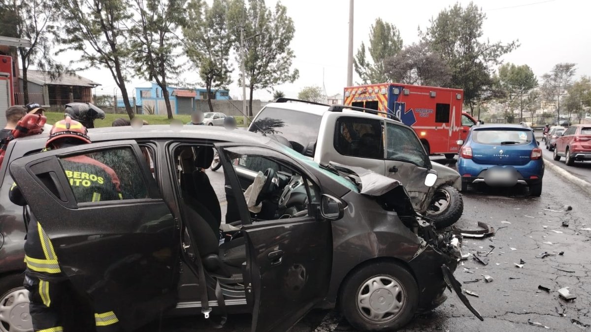 En en ingreso al túnel de San Juan ocurrió un choque múltiple entre tres vehículos.