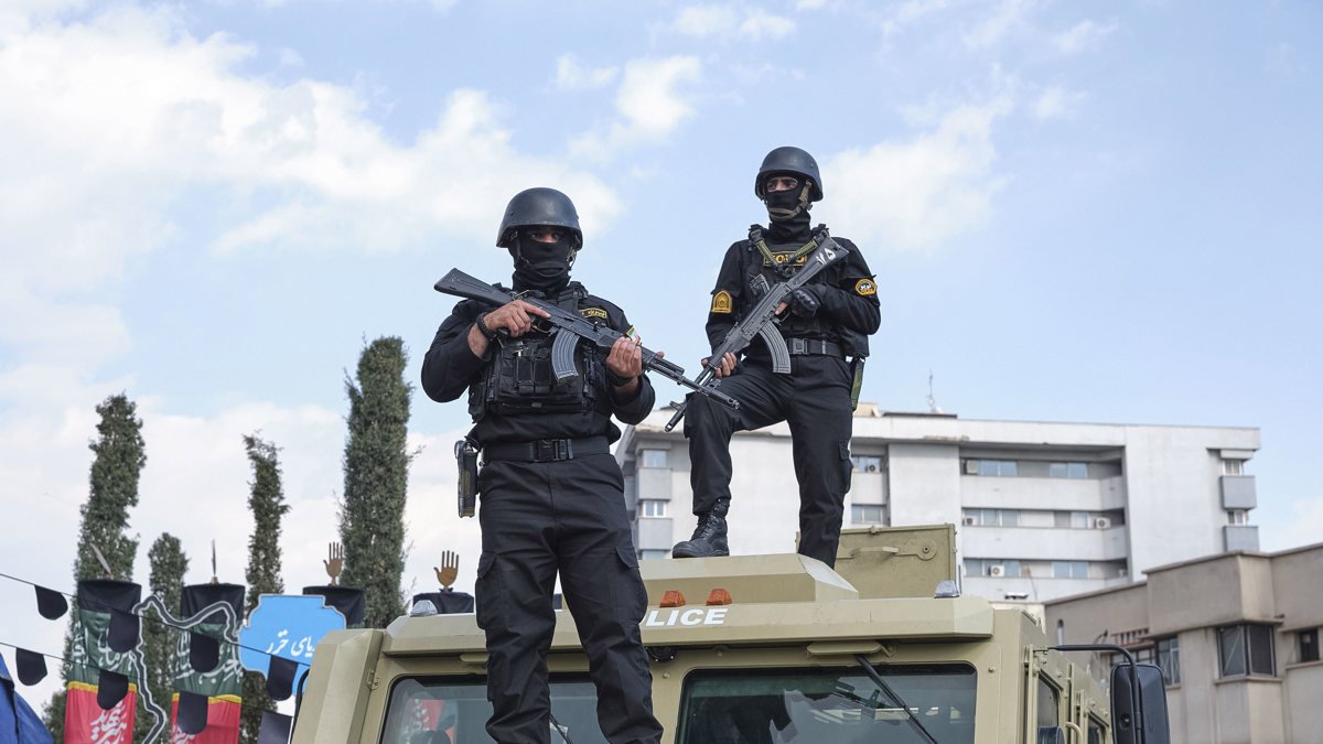 Dos soldados desplegados en el funeral del comandante de las Fuerzas Navales de la Guardia Revolucionaria Alireza Tangsiri en la plaza Engelab de Teherán