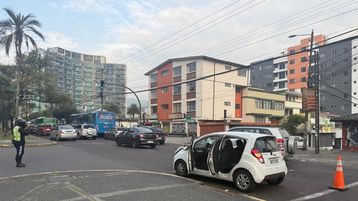 Automóvil involucrado en el operativo policial sigue en la zona de 12 de Octubre y Wilson, resguardado por las autoridades.