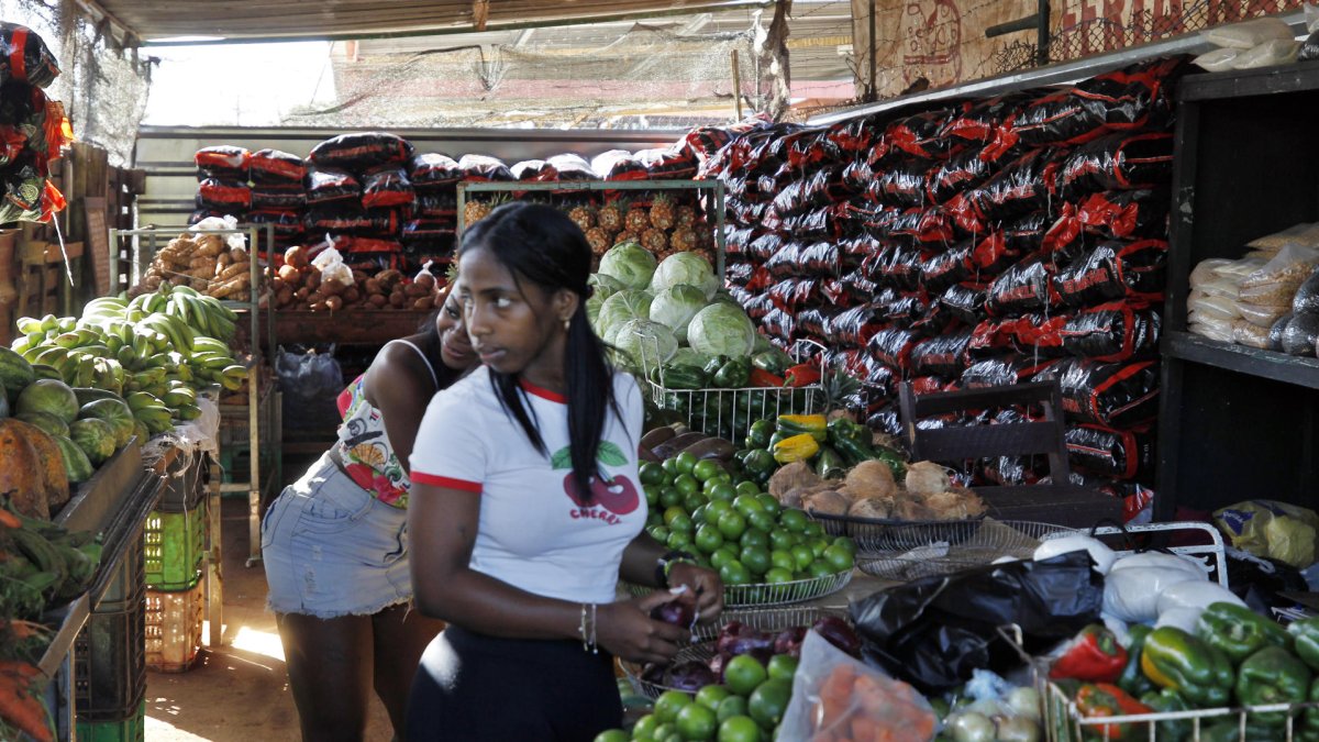 Personas compran alimentos en un mercado este viernes, 27 de marzo de 2026, en La Habana (Cuba).