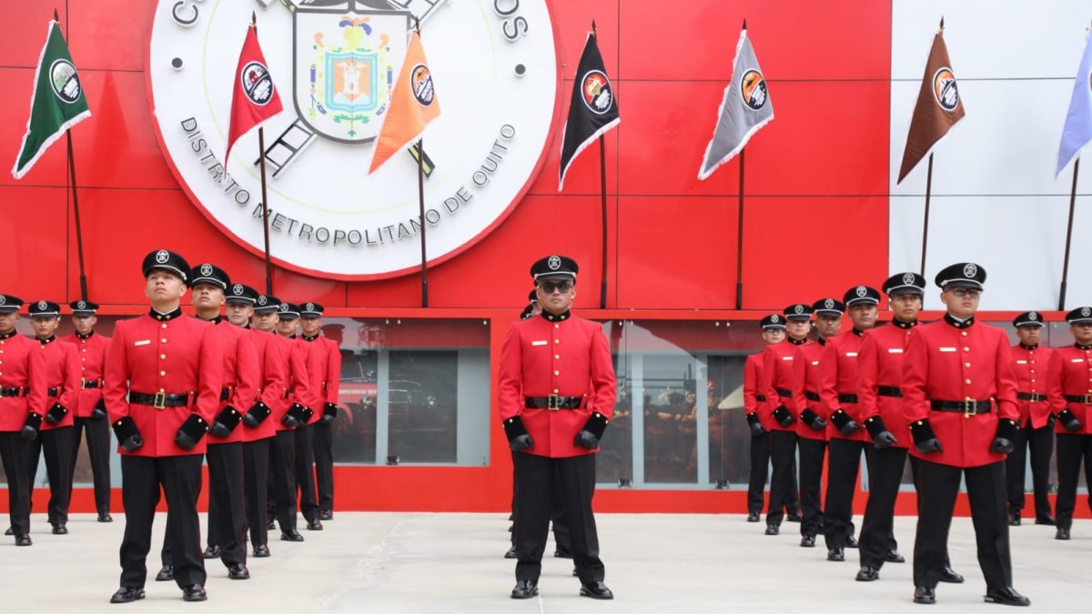 El Cuerpo de Bomberos Quito está conformado por 1.440 miembros, entre personal operativo y administrativo.