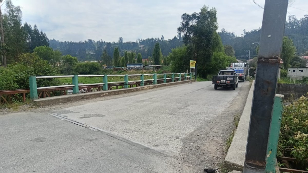 El puente Ochoa León se cerró al tránsito debido a fallas técnicas que se registran en su estructura.