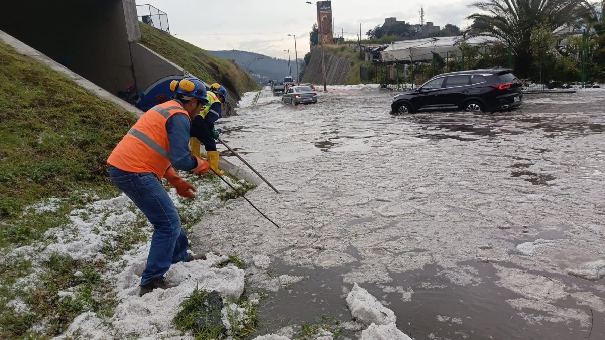 El COE Metropolitano atendió una inundación en la av. Universitaria y San Francisco tras las intensas lluvias.