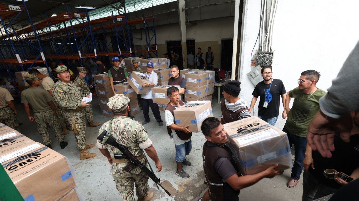 CNE del Guayas entregando los kit de votaciones.