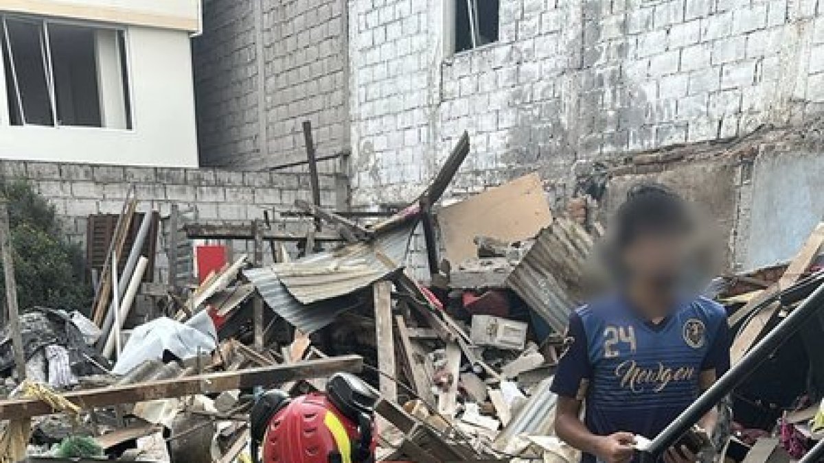 Vivienda colapsada tras una deflagración provocada por fuga de gas en el norte de Quito.