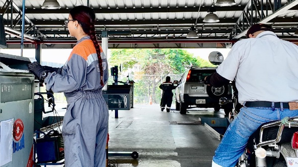 Conductores acuden a centros de revisión en Guayaquil tras la ampliación del plazo para la RTV sin multas.