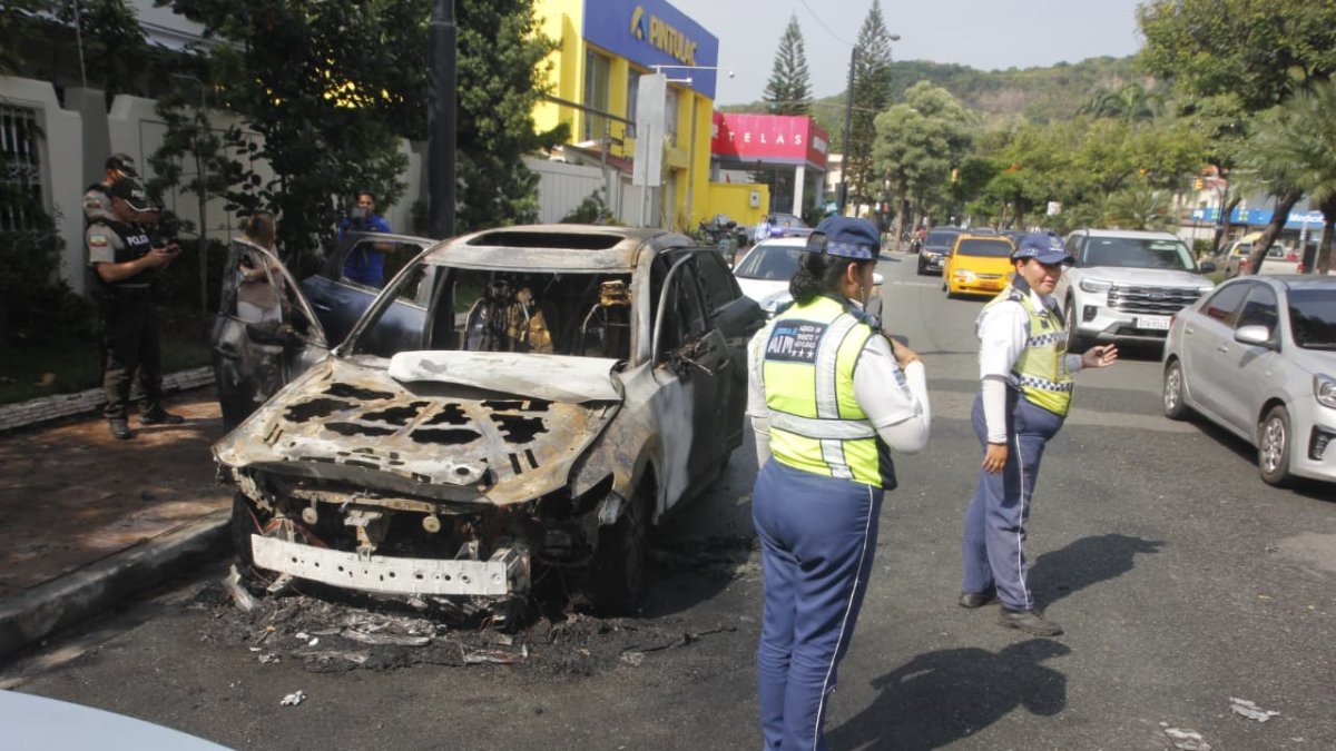 El vehículo quedó completamente destruido tras incendiarse en la avenida Las Monjas, en el norte de Guayaquil.