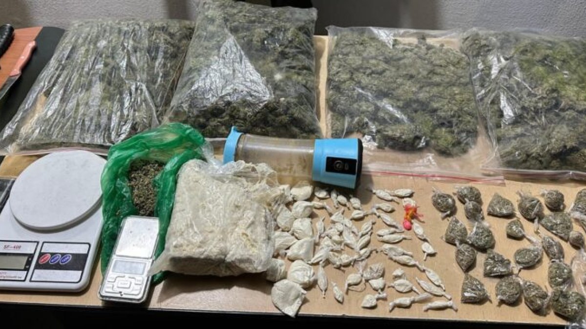 Entre las evidencias se encontró droga y balanzas.