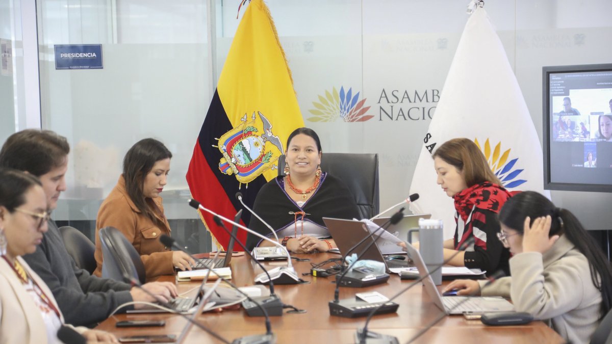 Comisión de Educación aprobó informe que impulsa educación financiera en aulas del país.