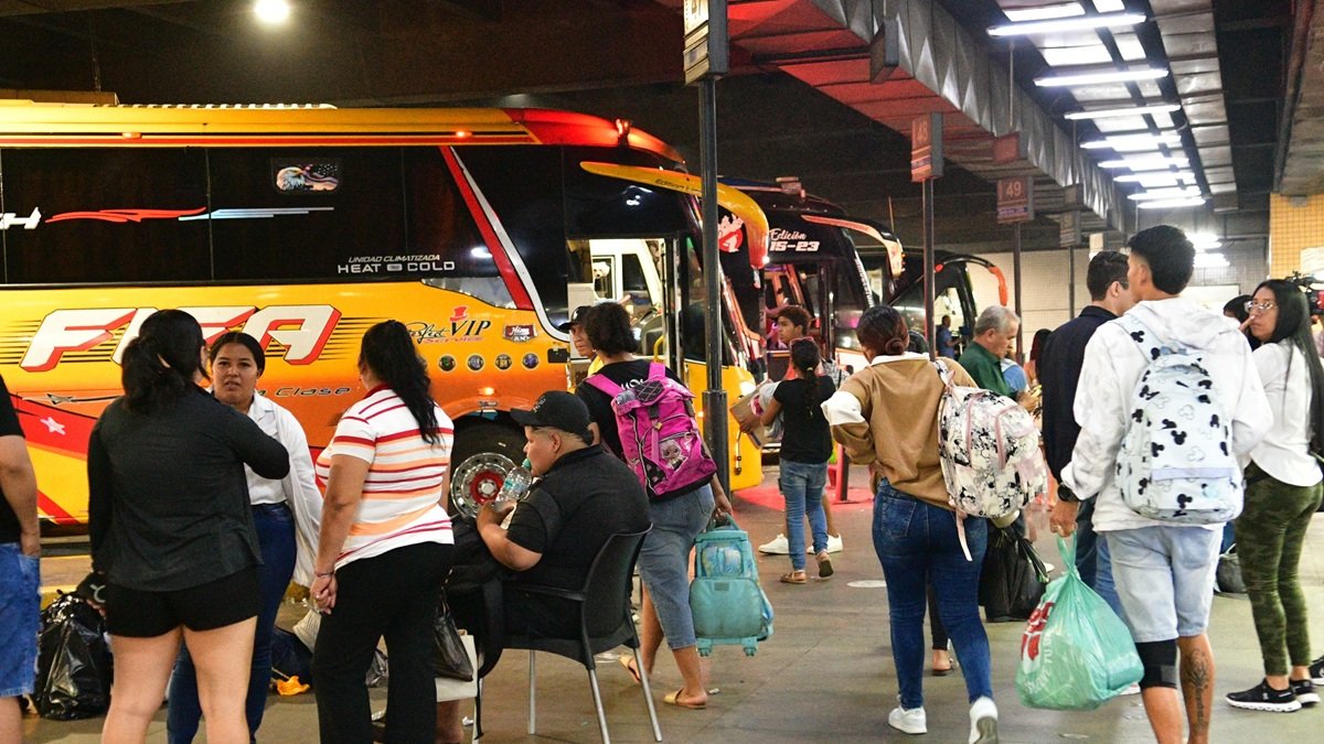 El terminal terrestre Jaime Roldós Aguilera de Guayaquil acoge a diario a decenas de pasajeros.