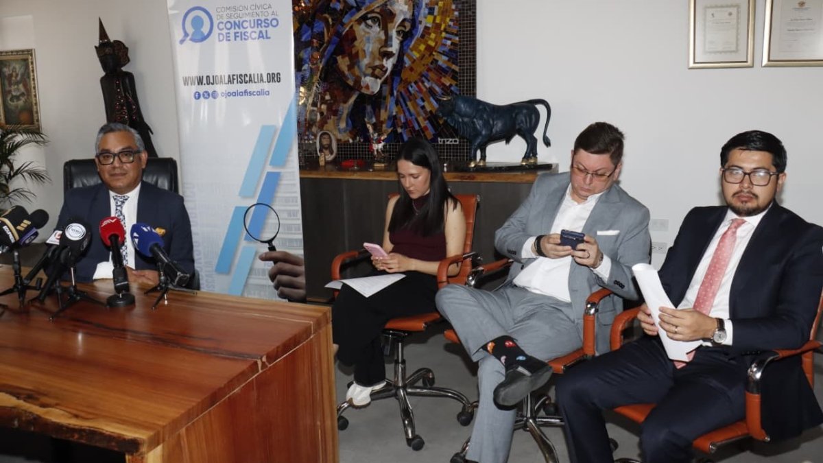 El presidente de la veeduría ciudadana que observa el concurso del fiscal, Paúl Ocaña, dijo que hay opacidad del proceso y falta de documentos sobre los postulantes.