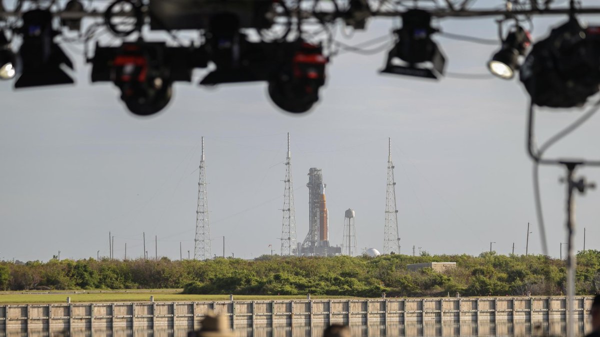 Medios de comunicación aguardan cerca de la zona de lanzamiento en el Centro Espacial Kennedy, Florida, Estados Unidos.