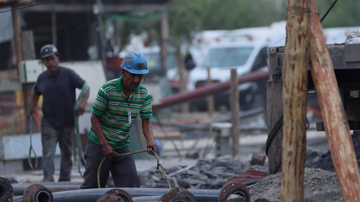 Voluntarios trabajan en el rescate de mineros atrapados en el estado de Sinaloa, México.