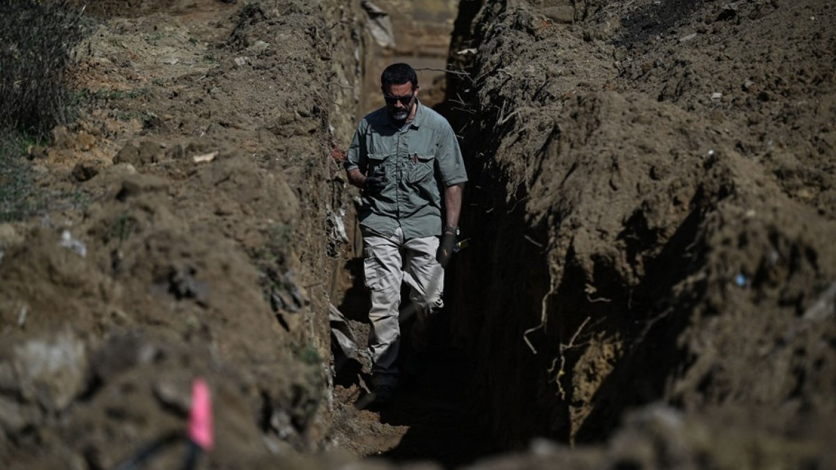 Un experto forense durante las labores de búsqueda de personas desaparecidas en la guerra de Kosovo, en Rahovec, el 11 de marzo de 2026.