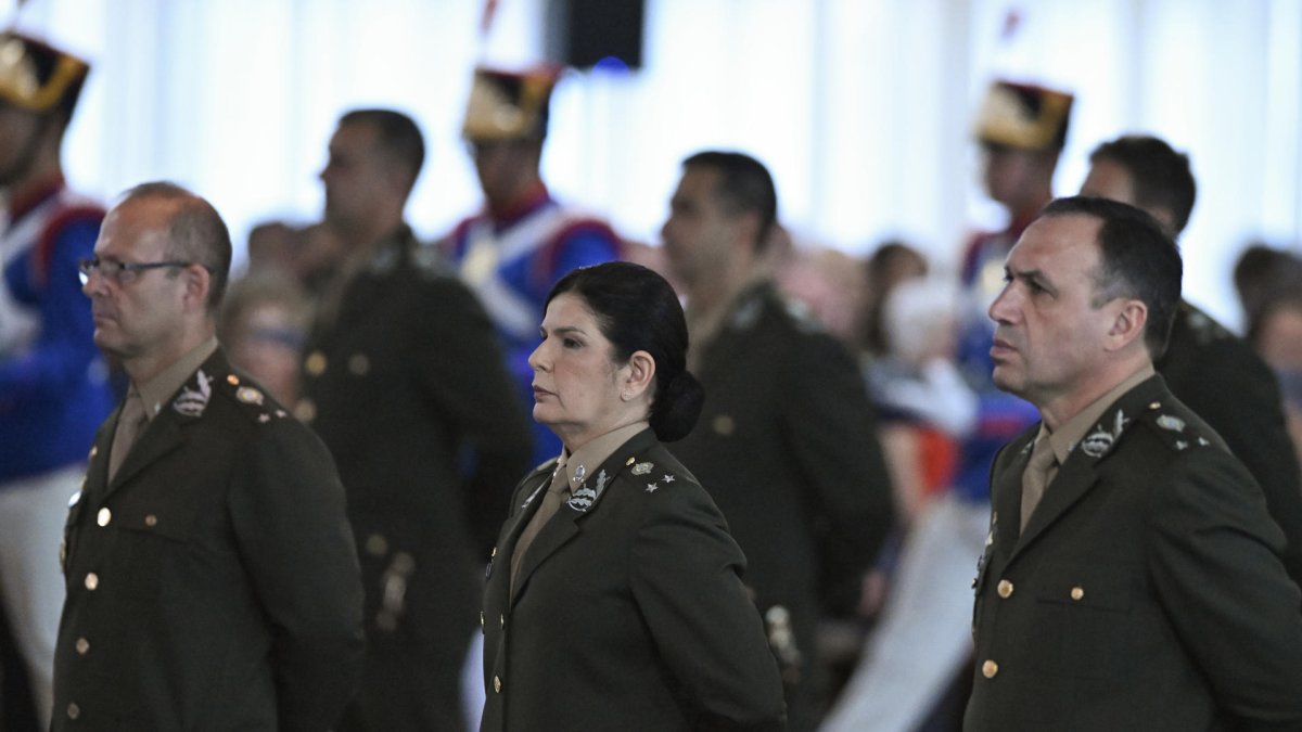 La oficial Claudia Lima Gusmão Cacho (c), participa en la ceremonia de ascenso este 1 de abril de 2026, en Brasilia (Brasil).