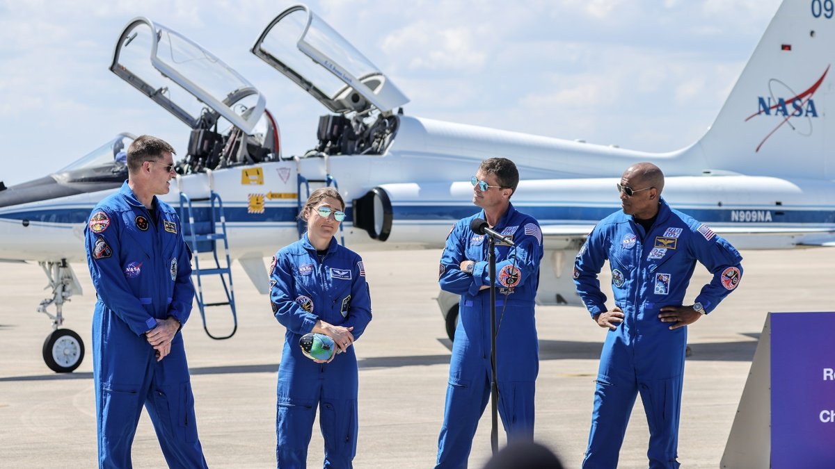 La tripulación de Artemis II (de izquierda a derecha): el especialista de misión Jeremy Hansen de la CSA (Agencia Espacial Canadiense), la especialista de misión Christina Koch, el comandante Reid Wiseman y el piloto Victor Glover.
