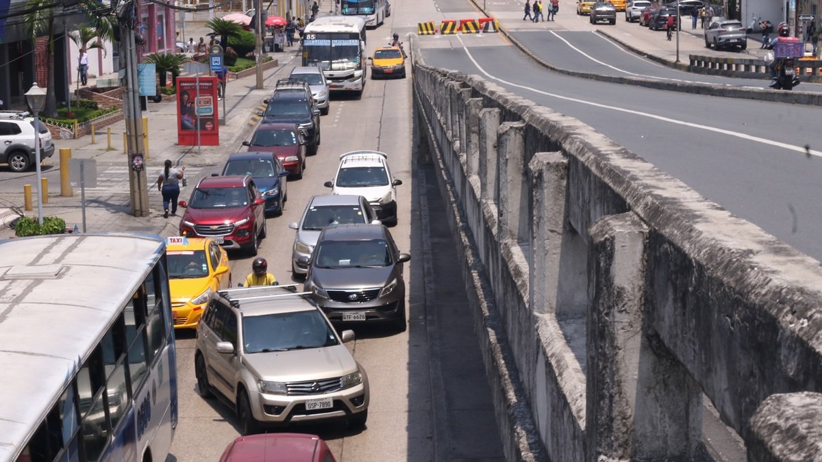 En la avenida Guillermo Pareja Rolando, en el norte de Guayaquil, hay cierres que afectan la circulación vehicular.