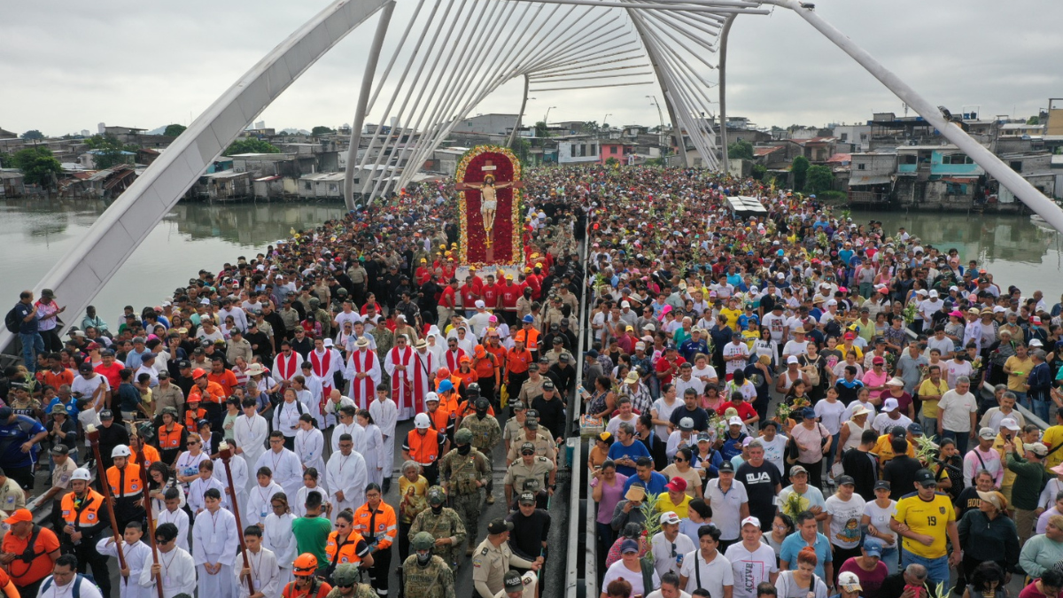 Fieles participan en la procesión de Cristo del Consuelo en Guayaquil