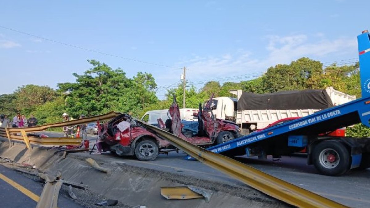 El carro quedó en pésimas condiciones tras el choque.