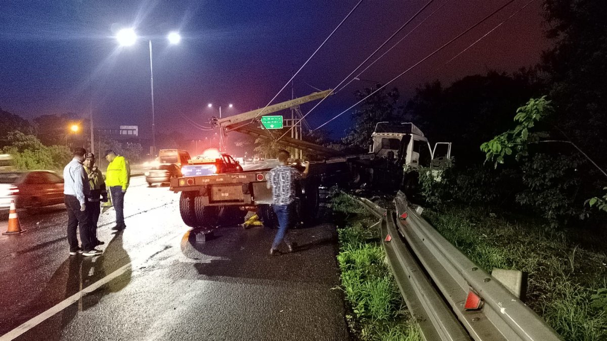 Un conductor de tráiler se estrelló contra un poste de alumbrado público en vía a la costa, el 4 de marzo de 2026, afectando al servicio de energía eléctrica en la zona.