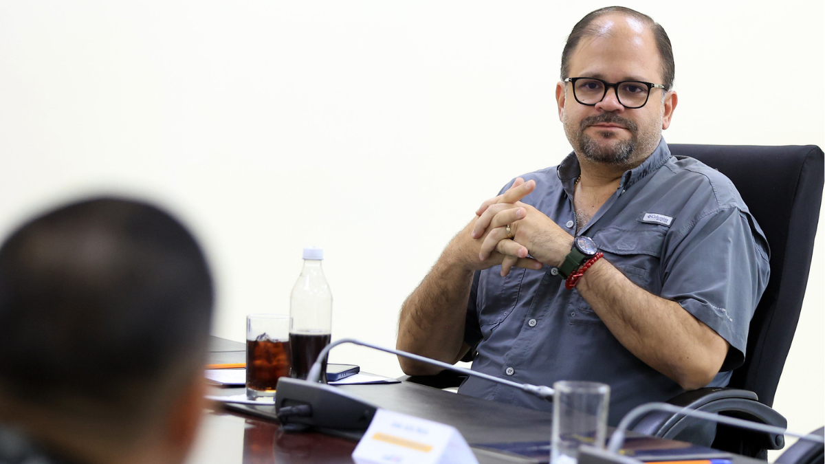 El ministro Reimberg en una reunión oficial, donde se discutieron medidas de seguridad.