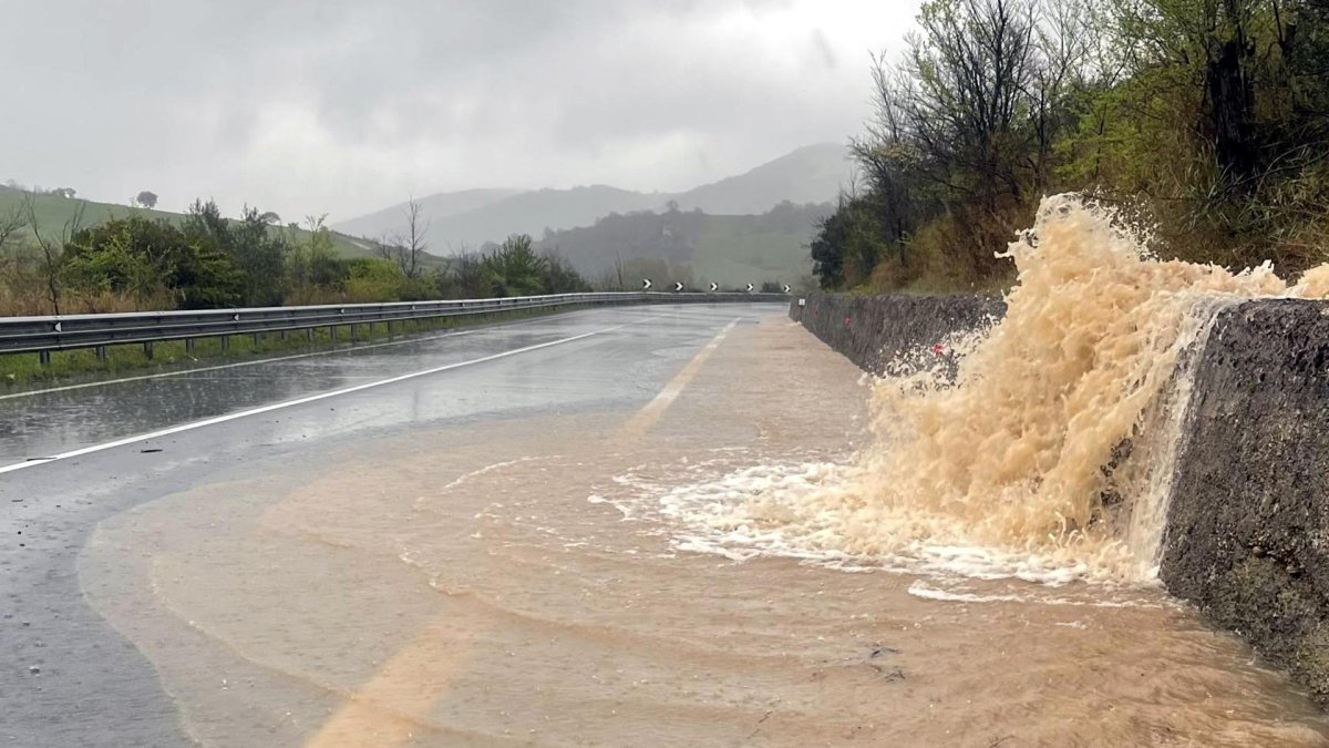 La presa de Liscione llega a la carretera de Bifernina, que está cerrada al tráfico, en Termoli, región de Molise, Italia, el 1 de abril de 2026.