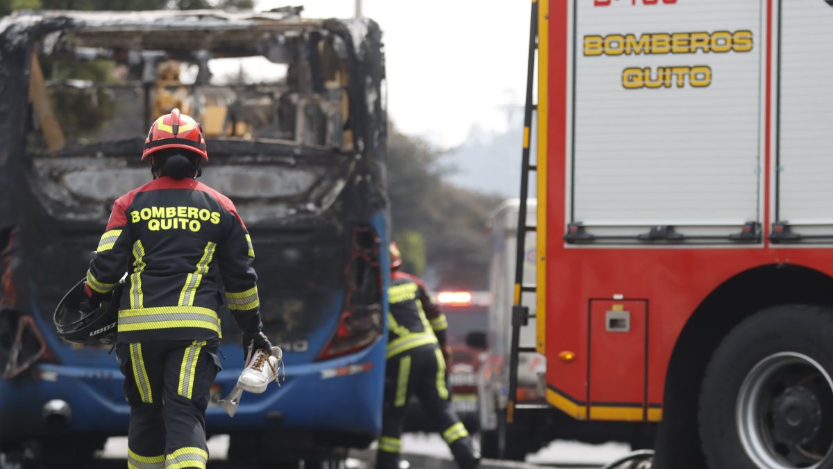 El bus se incendió tras chocar con la motocicleta en La Magdalena, Quito; bomberos lograron sofocar las llamas.