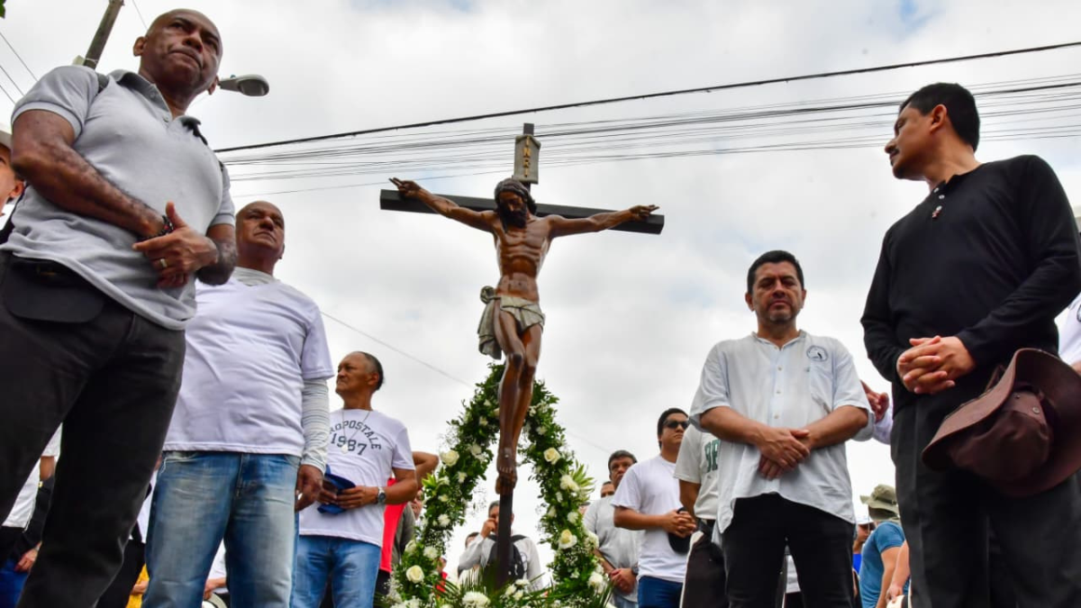 Feligreses participan en la procesión del norte de Guayaquil este Viernes Santo.