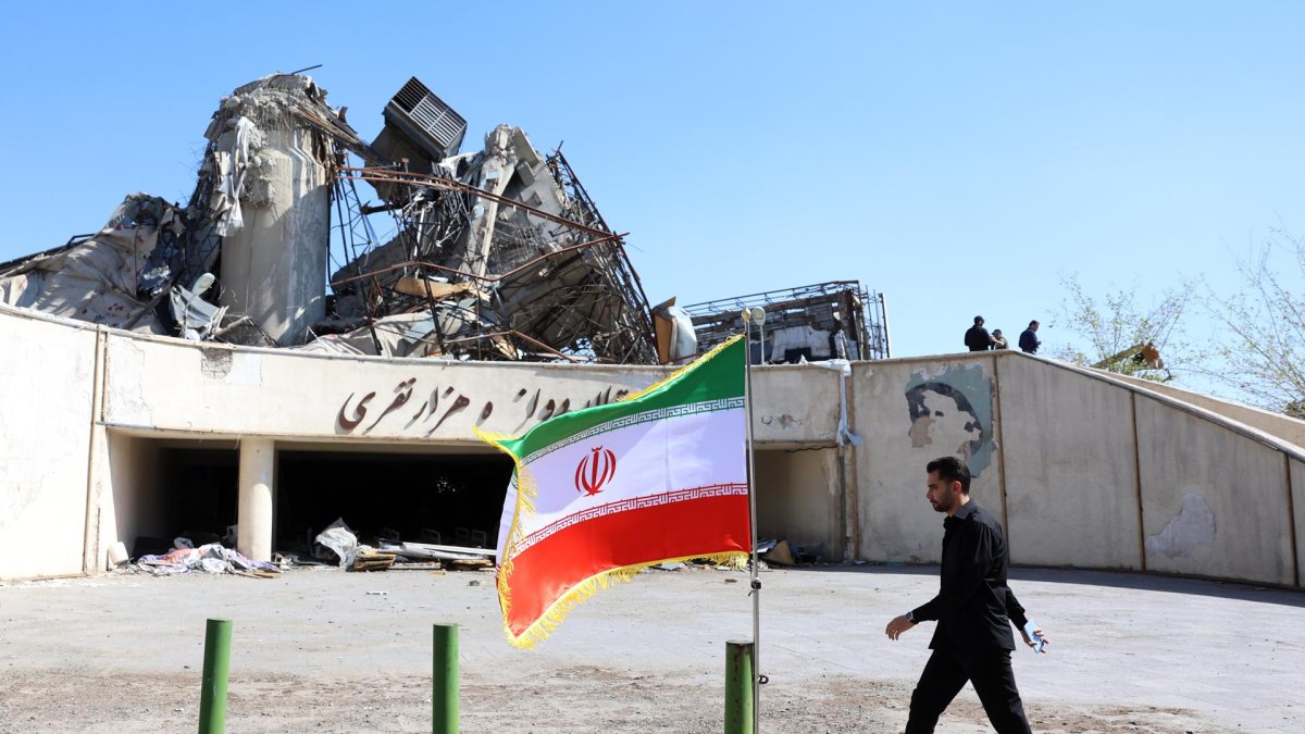 Un funcionario camina junto al complejo deportivo Azadi, que resultó dañado, en Teherán, Irán, el 3 de abril de 2026.