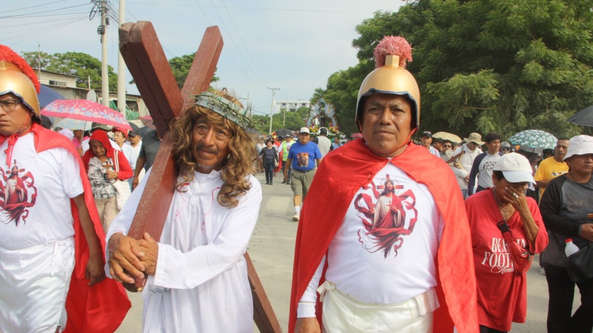 Luis Prudente Rodríguez carga la cruz en la procesión de Santa Elena, como una muestra de fe.