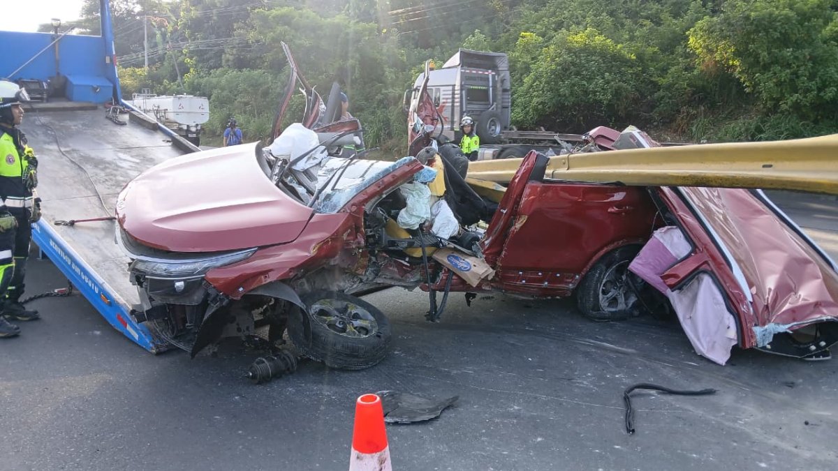 El vehículo en el que se movilizaba José Geovanny León Zambrano quedó destrozado tras el impacto contra la baranda en vía a la costa.