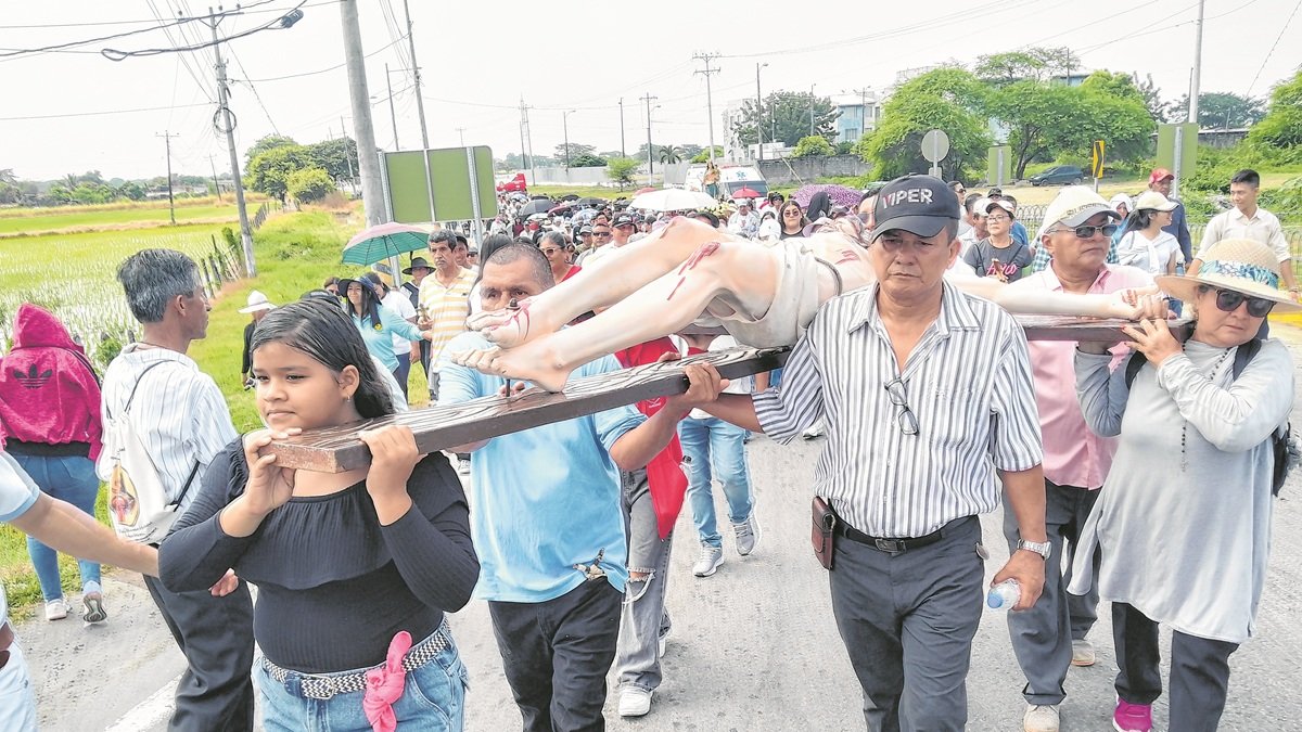 Los fieles participaron de forma masiva en la procesión en Daule.