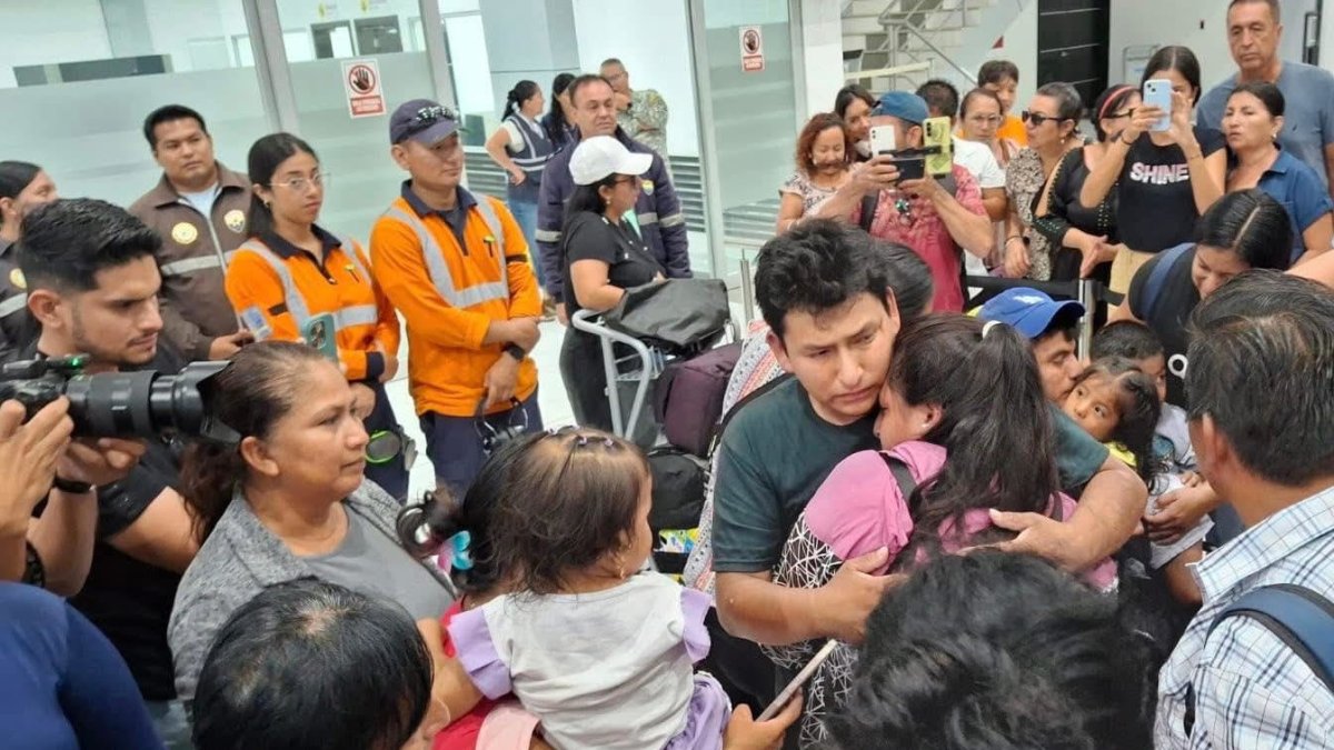En el área internacional del aeropuerto Eloy Alfaro, en Manta, decenas de familiares aguardaban el arribo de los dos últimos pescadores del barco Negra Francisca Duarte II