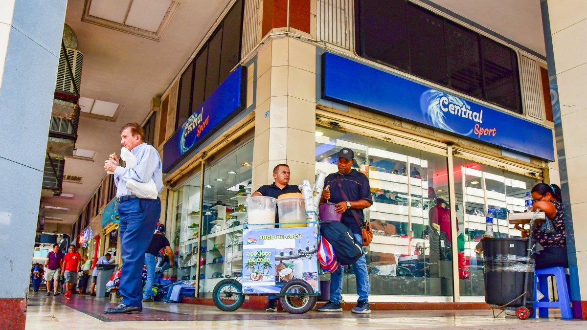 En cada paso por el centro de Guayaquil hay alguien vendiendo algo, aunque no cuente con permisos formales para ello.