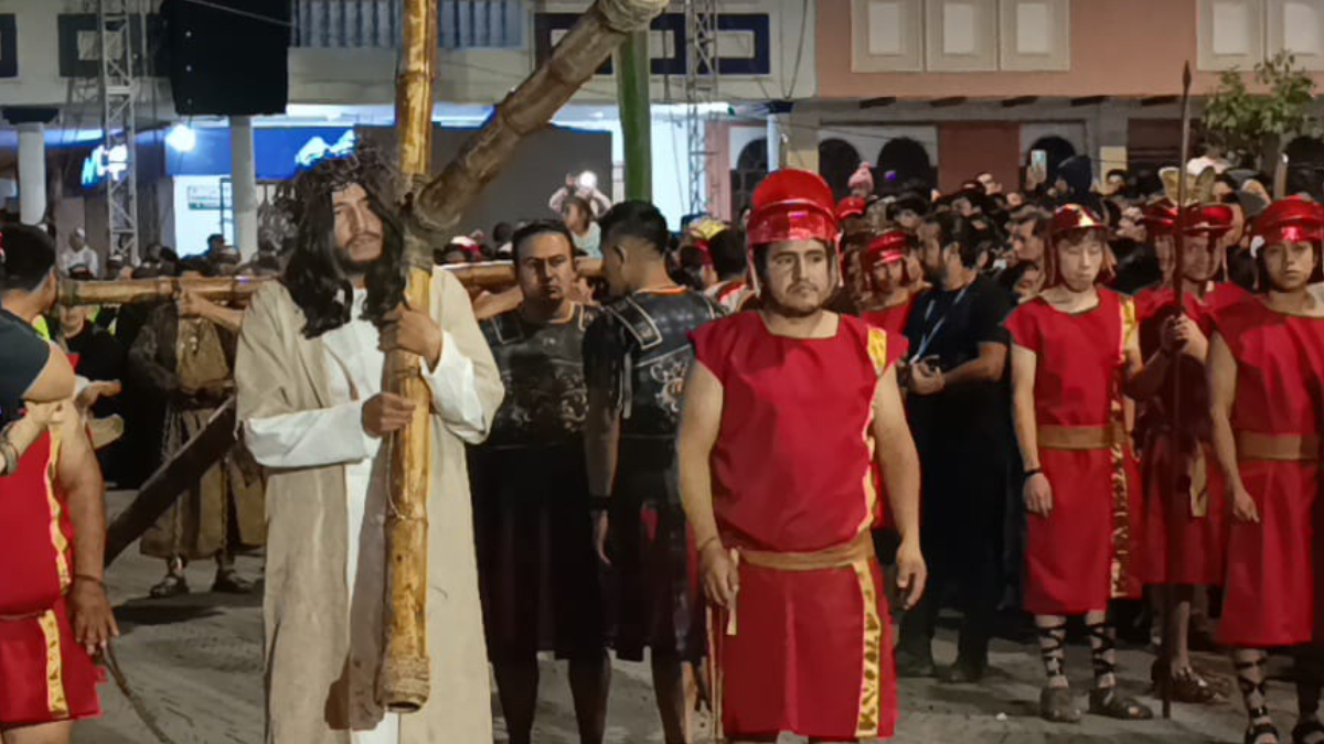 Fieles recorren las calles de Loja durante el Viacrucis del Valle, una tradición que reúne a cientos de devotos cada Viernes Santo..