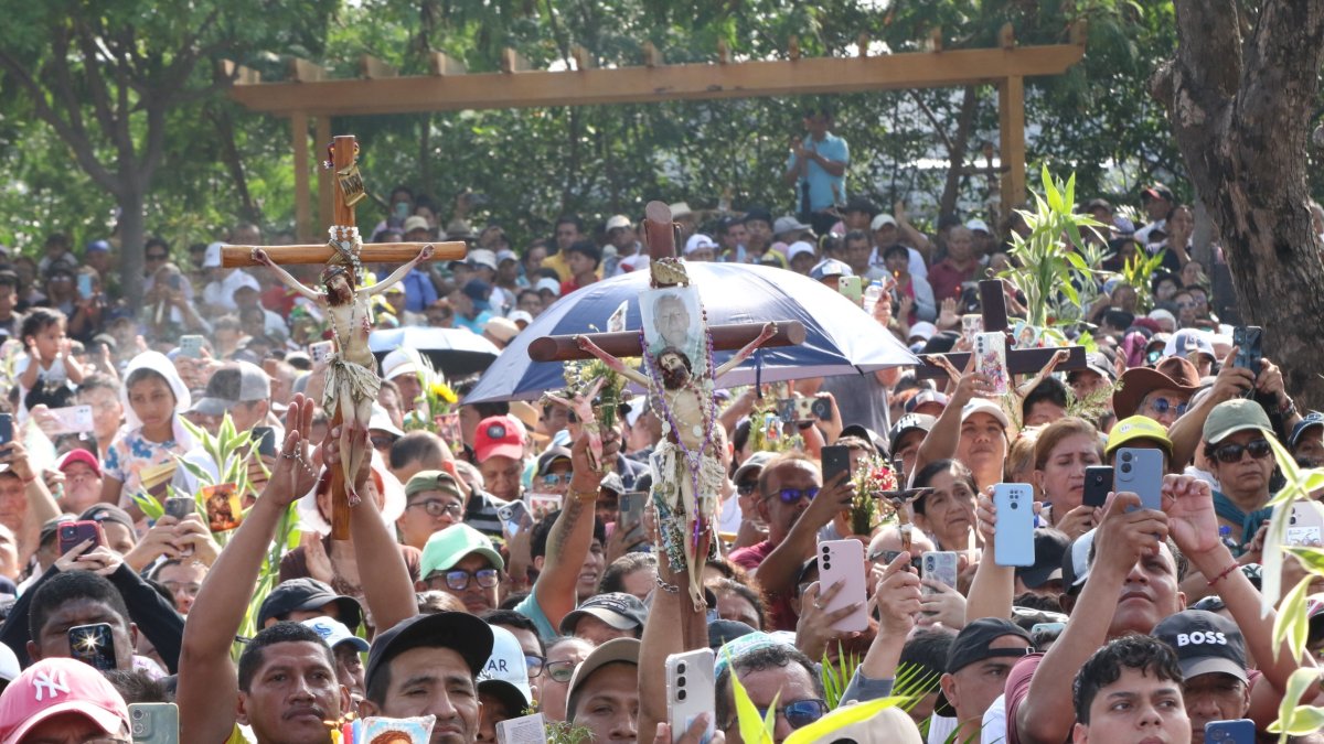 Guayaquil. Feligreses caminaron por la calle A desde tempranas horas de la mañana.