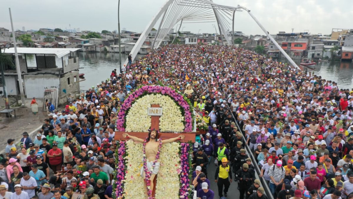 Multitud participa en una de las procesiones más grandes de Guayaquil.