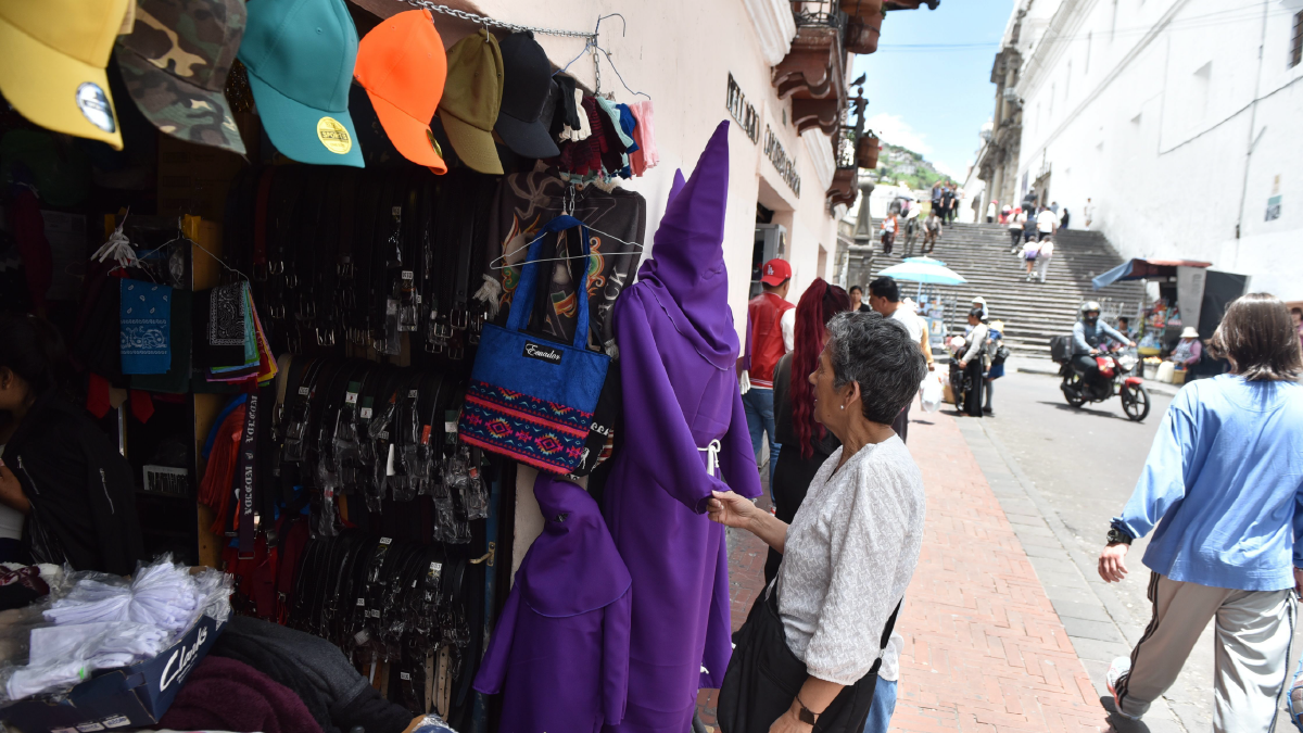 Durante la procesión en Quito los locales comerciales aprovecharon para generar mayores ingresos