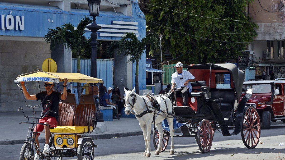 Turismo. Carruajes turísticos vacíos en las calles de La Habana, una muestra de la ausencia de turistas en la isla.