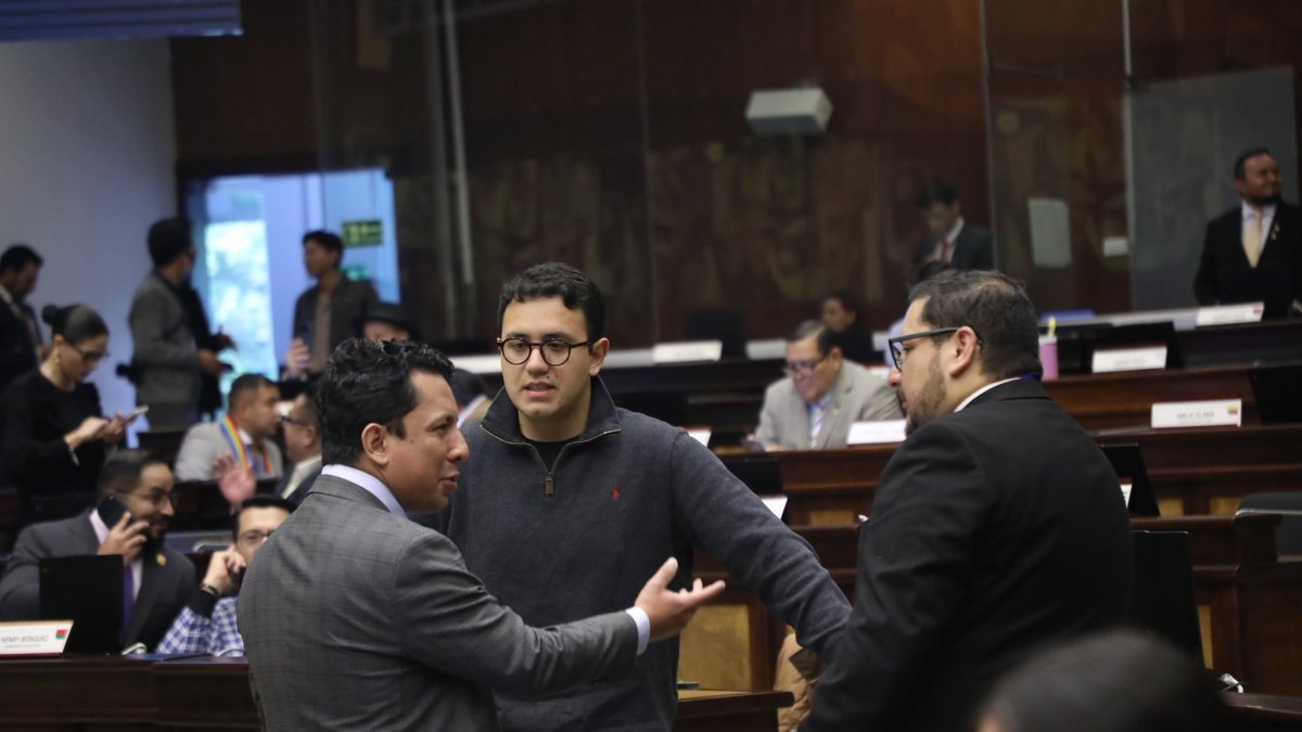 Los legisladores que quieran ser candidatos deberán renunciar a sus curules.