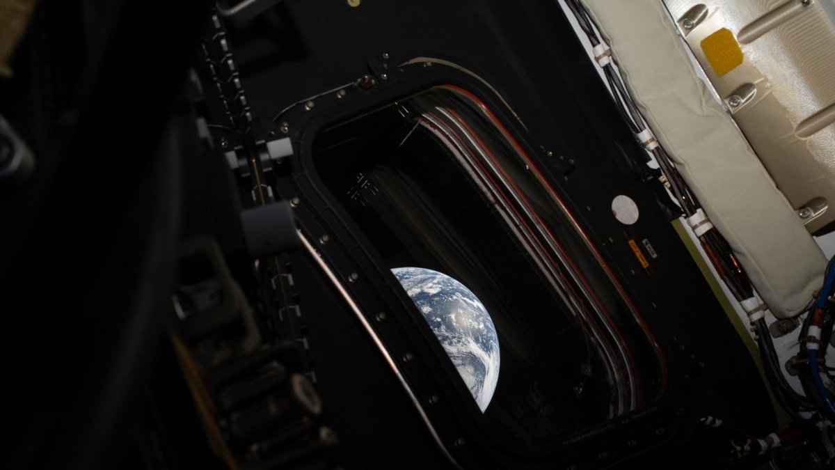 Foto de la Tierra tomada desde la nave Orión de la misión Artemis II.