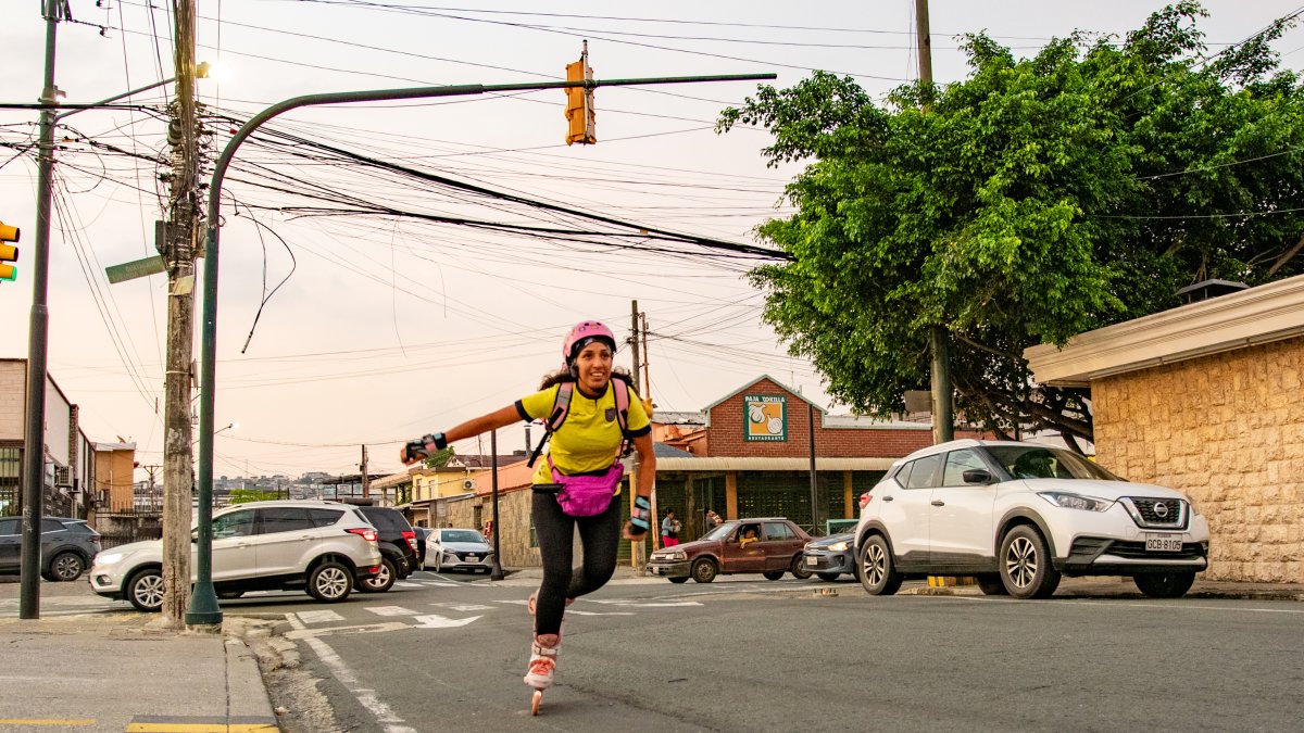 Cinthya Buenaño se moviliza en patines desde su trabajo hasta su casa, por sectores como Urdesa y Martha de Roldós, en el norte de Guayaquil.
