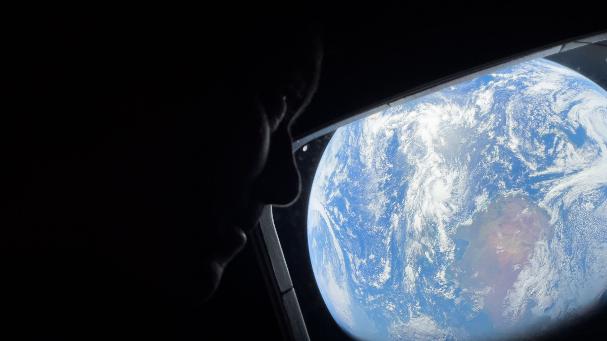 Los astronautas toman fotos y viedos de la tierra desde la nave Orión.
