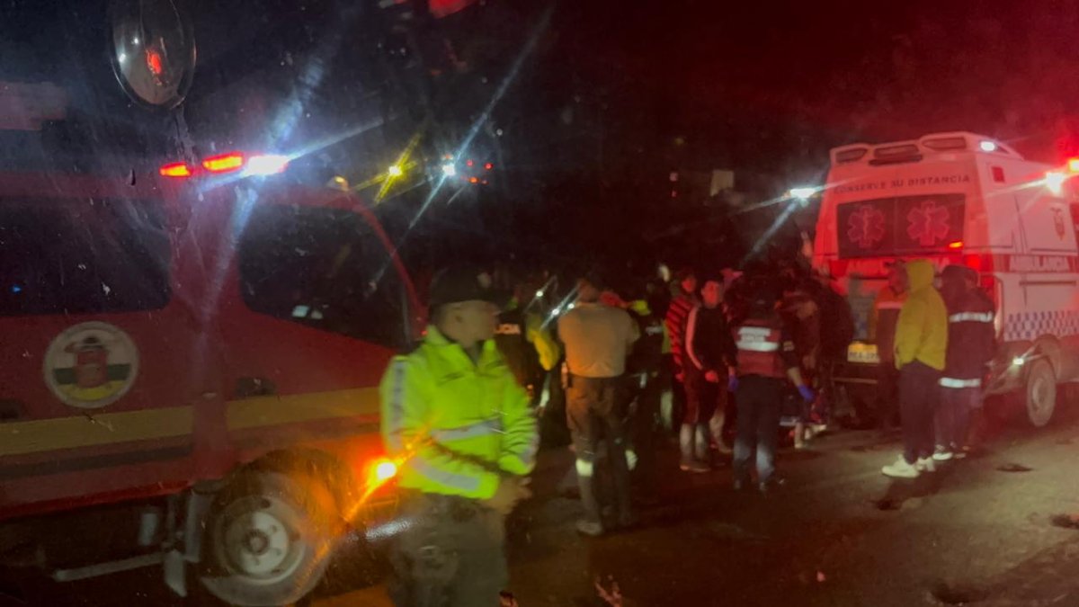 Un bus interprovincial se precipitó a un abismo la noche del domingo 5 de abril en el sector El Tablón, en el cantón Colta.