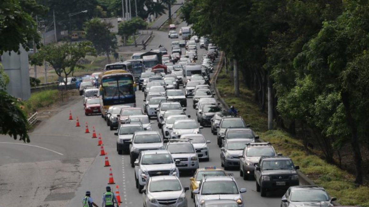 El tránsito en vía a la costa suele estar colapsado en accidentes.
